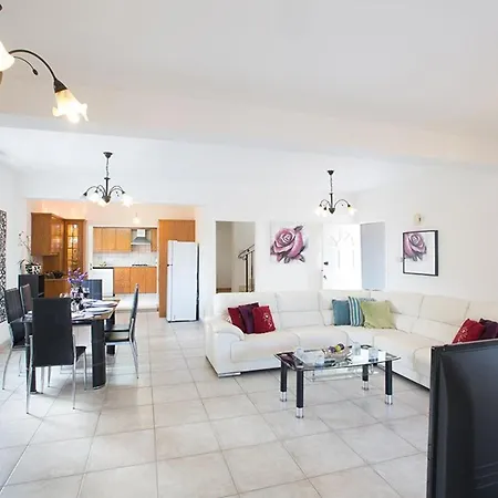 Kavo Sunshine - Beautiful 3 Bedroom With Private Pool