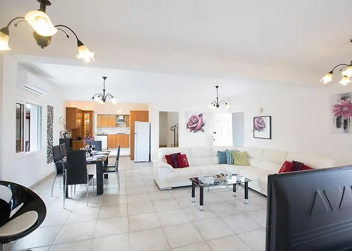 Kavo Sunshine - Beautiful 3 Bedroom With Private Pool